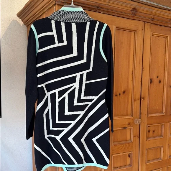 Title Nine Black and White Sweater tunic size Large - Picture 4 of 6